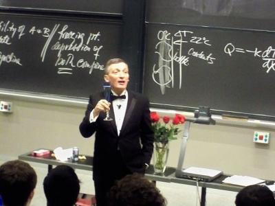 <em>"...and as the foi gras was being served, I suddenly realized the solution to poverty."</em><br />Photo by <a  data-cke-saved-href="https://en.wikipedia.org/wiki/Public_speaking#/media/File:Donald_Sadoway_Lecture.JPG" href="https://en.wikipedia.org/wiki/Public_speaking#/media/File:Donald_Sadoway_Lecture.JPG" target="_blank">ThePlaz</a>. CC BY-SA 3.0