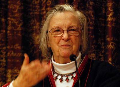 Elinor Ostrom speaking at the 2009 Nobel Prize press conference