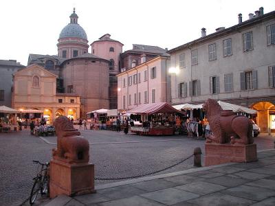 Piazza San Prospero-Emilia Romagna, Italy. Photo by Paolo da Reggio via Wikimedia Commons