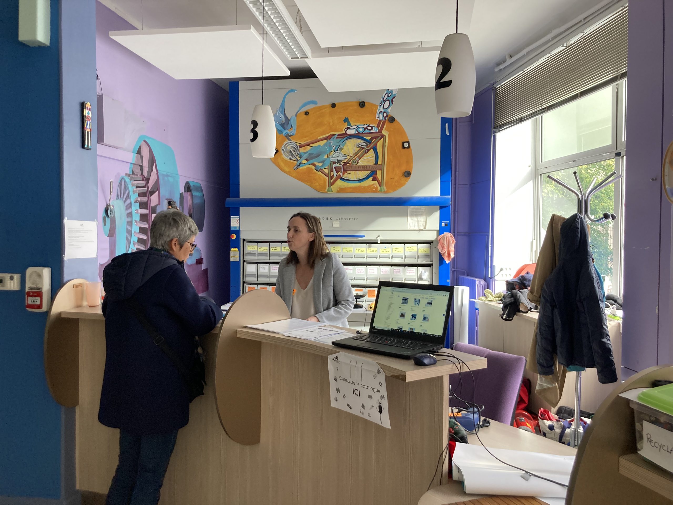 A new member signed up during the grand opening of La BOM. Credit: Shareable