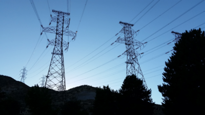 Photo by <a href="https://commons.wikimedia.org/wiki/File:500kV_3-Phase_Transmission_Lines.png" target="_blank">Varistor60</a>. CC BY-SA 4.0